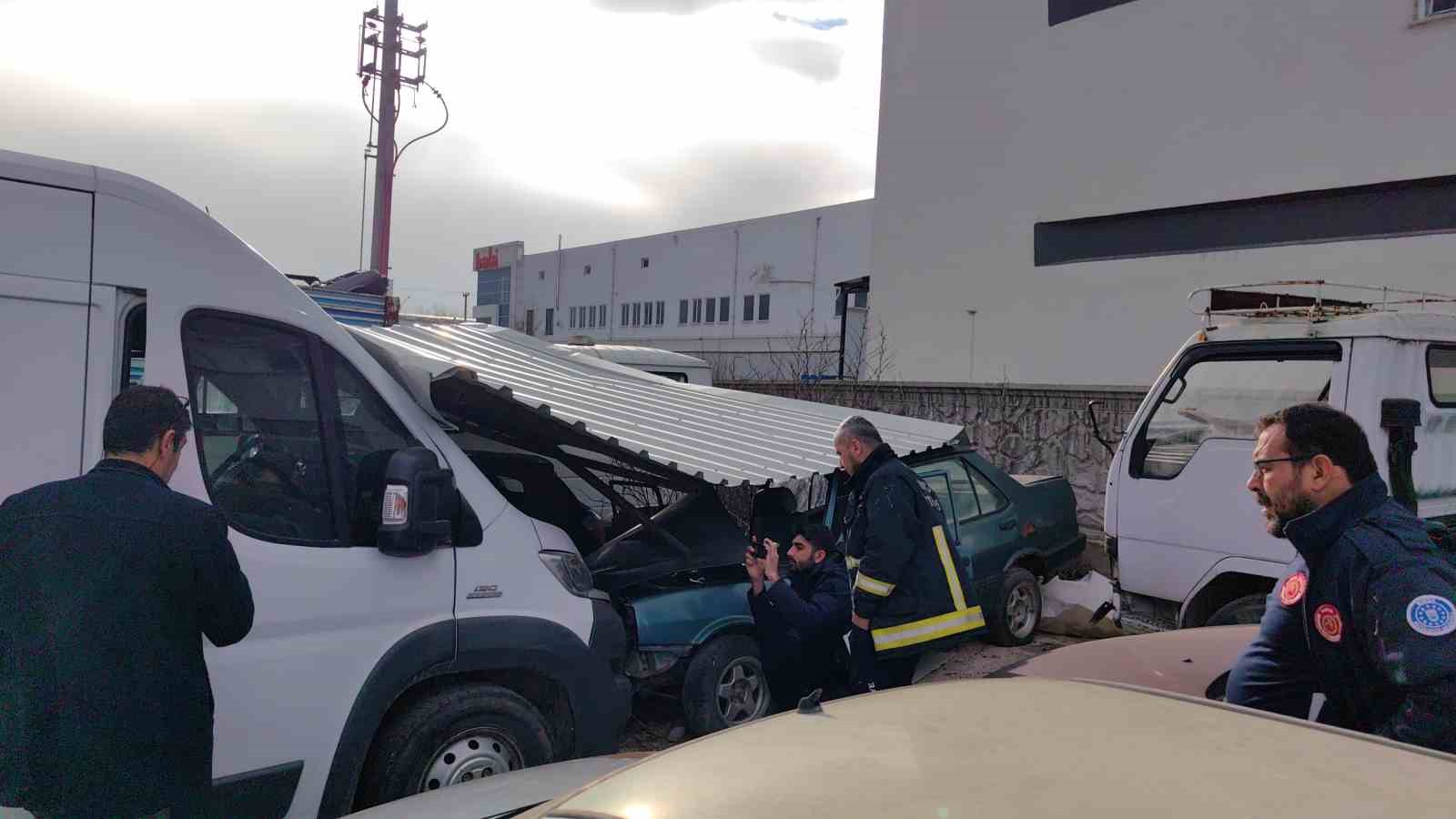 Lodosta uçan fabrika çatısı yediemin otoparkındaki araçlara zarar verdi