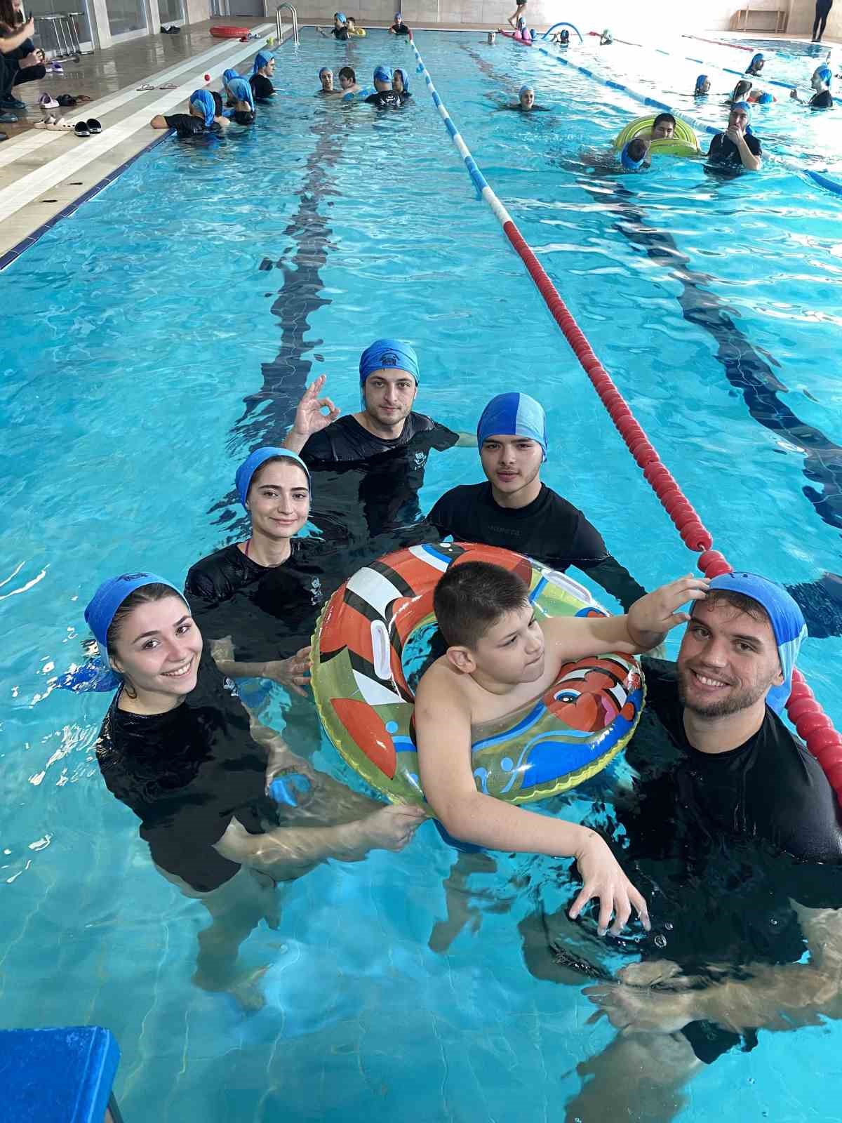 Üniversite öğrencilerinden engellilere yüzme kursu