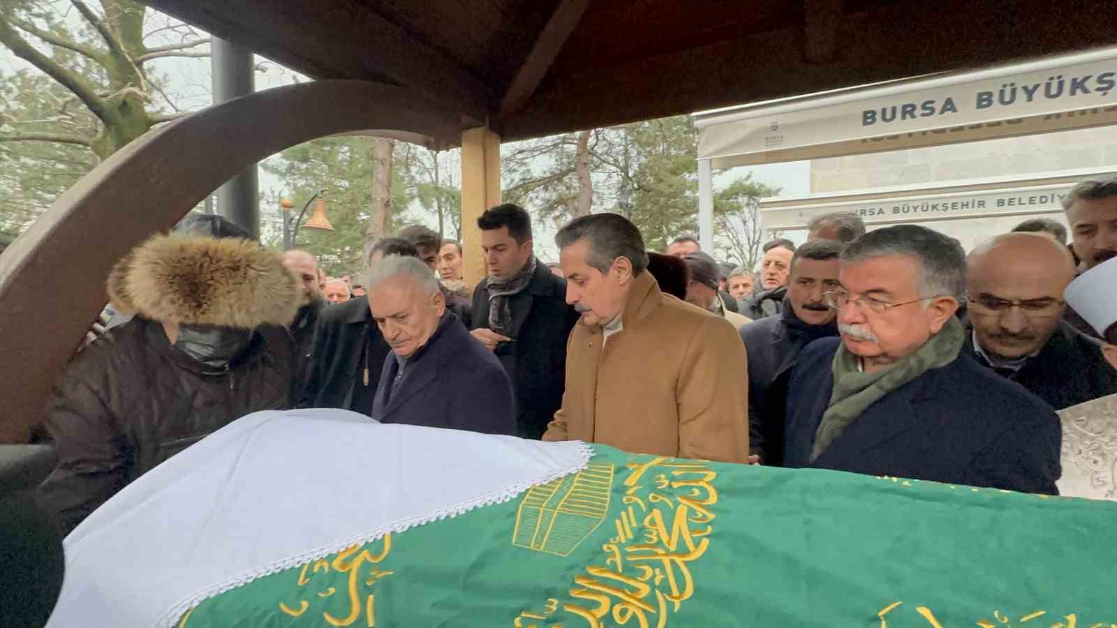 Milletvekili Faruk Çelik’in annesi kılınan cenaze namazı sonrası toprağa verildi