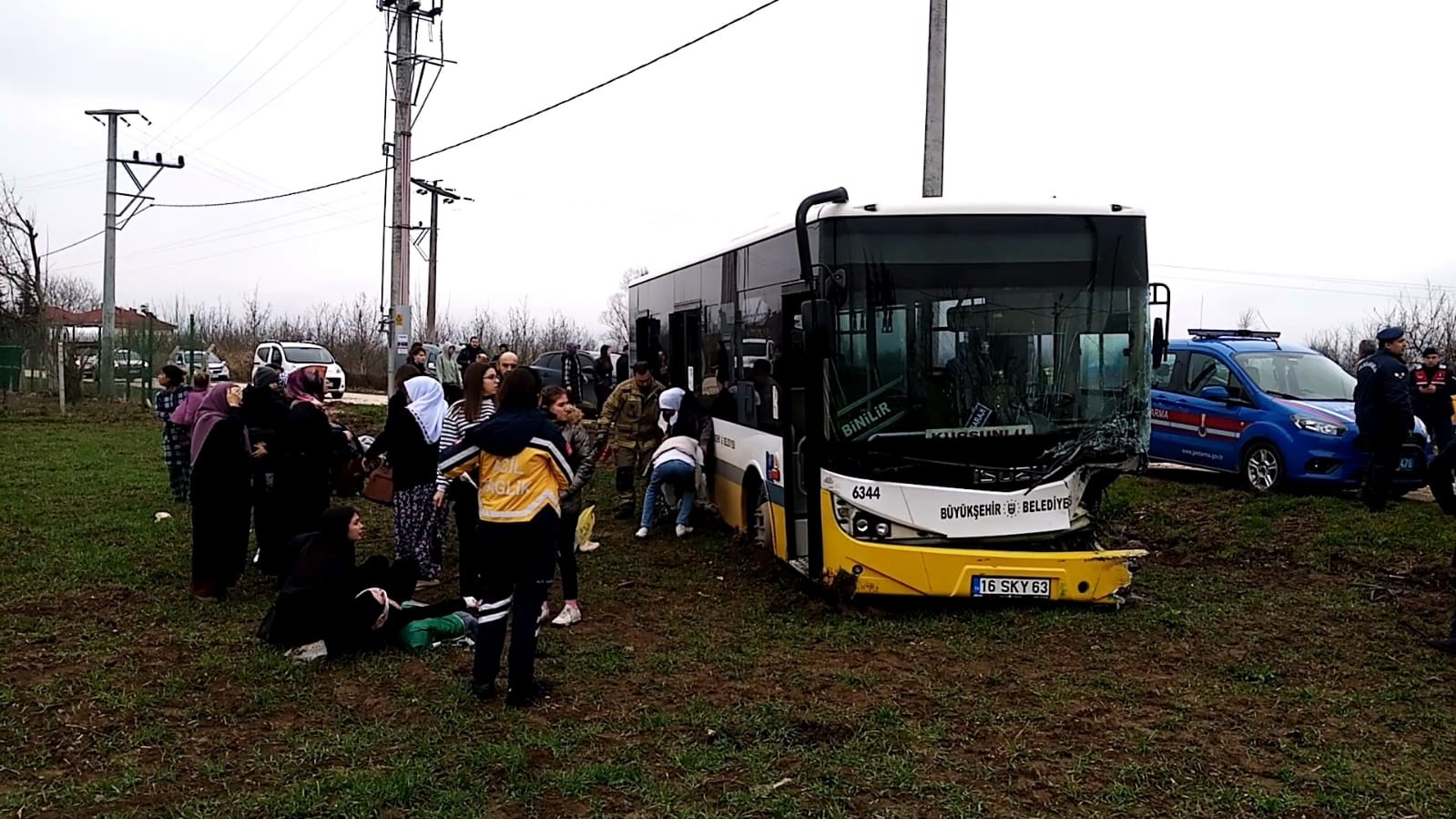 Halk otobüsüyle otomobil kafa kafaya çarpıştı: 8 yaralı
