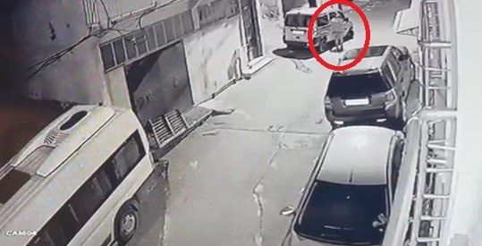 Canı sıkılan adam sokaktaki otomobillere zarar verdi