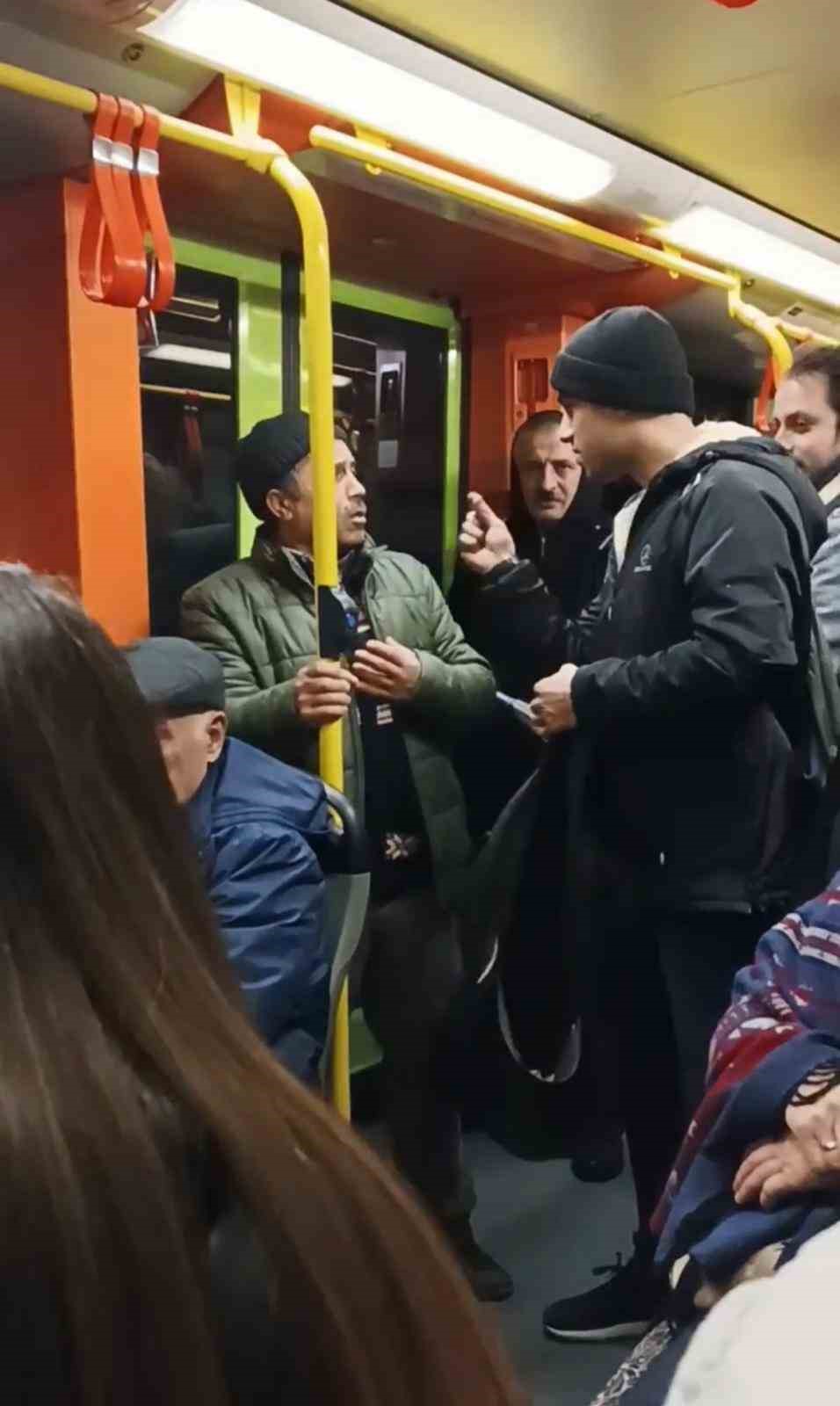 Metroda müzik çalarak para toplayan gençler ile vatandaşlar arasında tartışma çıktı