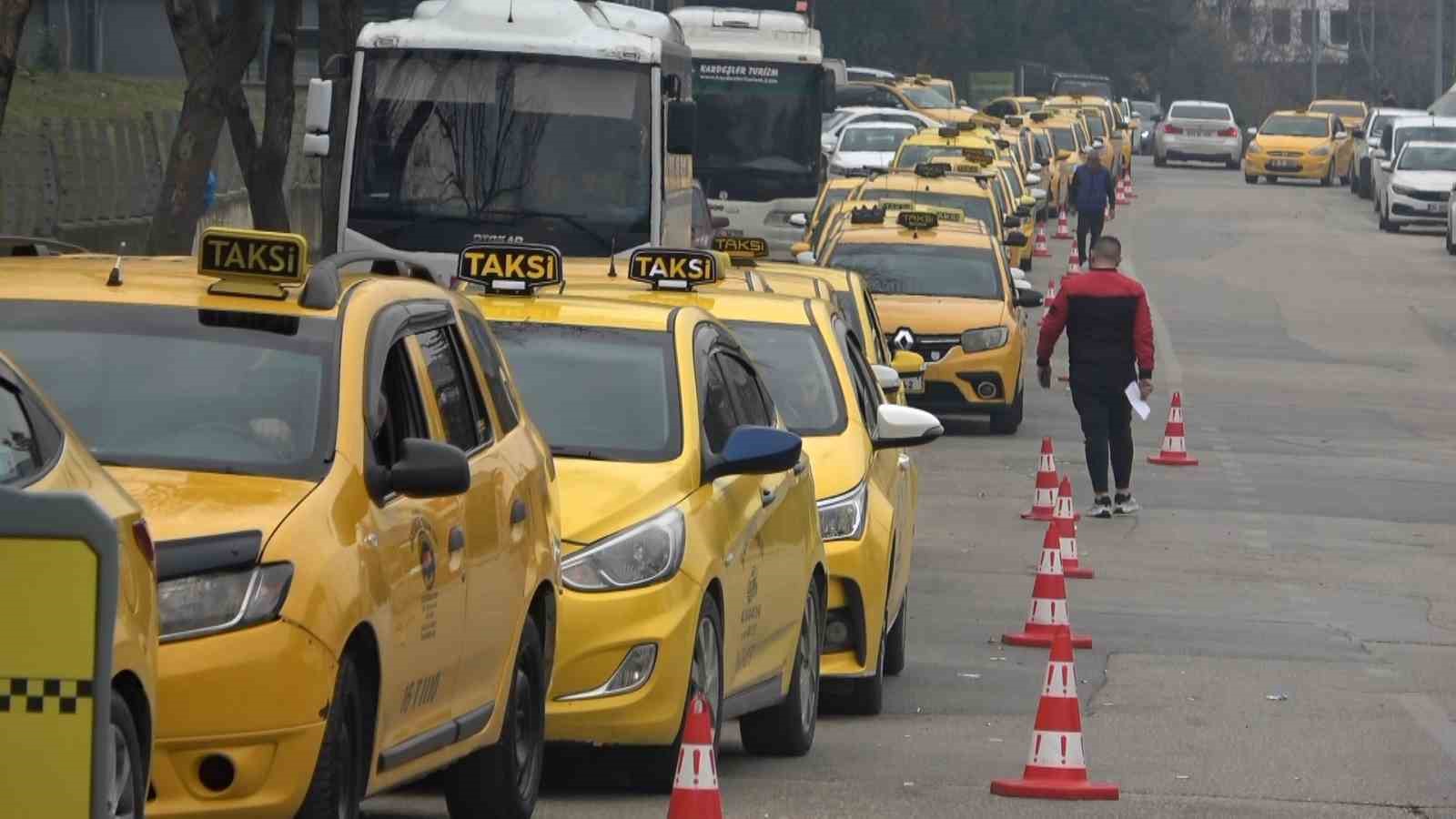 Tarife güncellemek isteyen taksiciler uzun kuyruklar oluşturdu