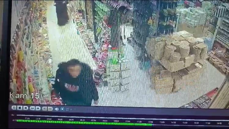 Bursa’da çaldığı ürünleri montuna saklayan hırsız kamerada