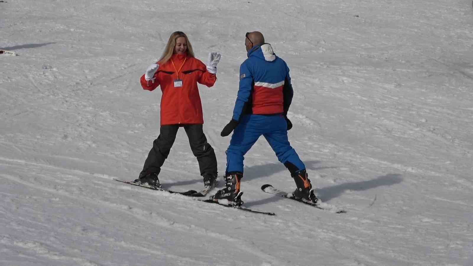 (Özel) Görme engelli gençler Uludağ’da kayak öğrendi