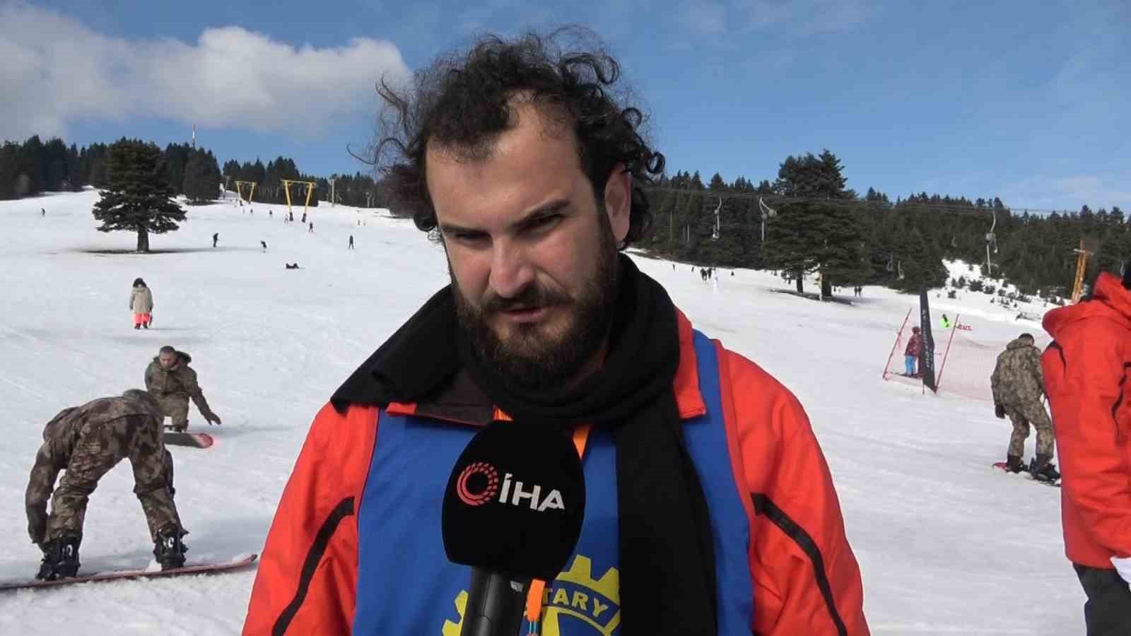 (Özel) Görme engelli gençler Uludağ’da kayak öğrendi