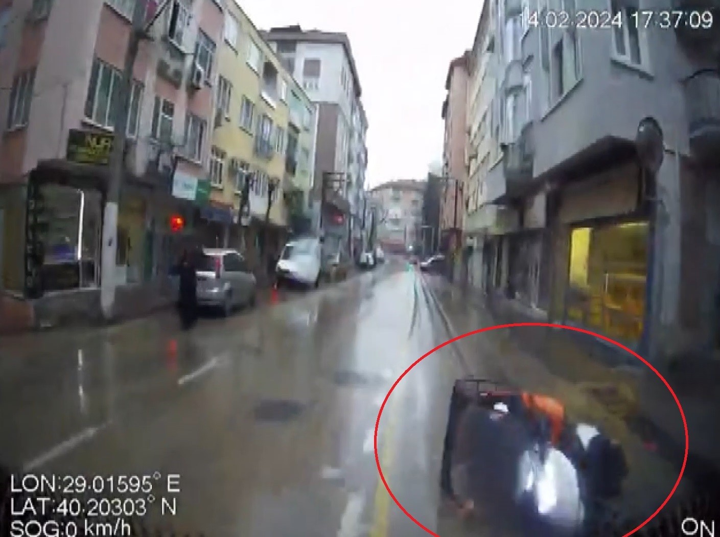 Yağmurda kayan ve caddeye fırlayan başıboş motosiklet faciaya neden oluyordu..