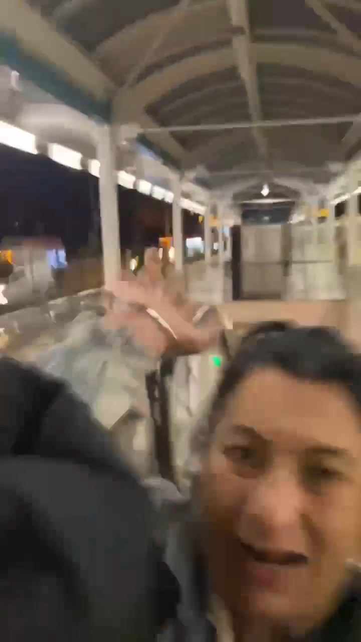 Metroya alkollü bindi, yetmedi vatandaşlara saldırdı