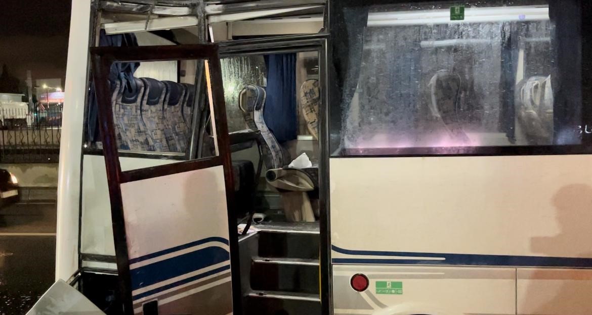 Bursa’da tur otobüsü aydınlatma direğine çarptı: 10 yaralı
