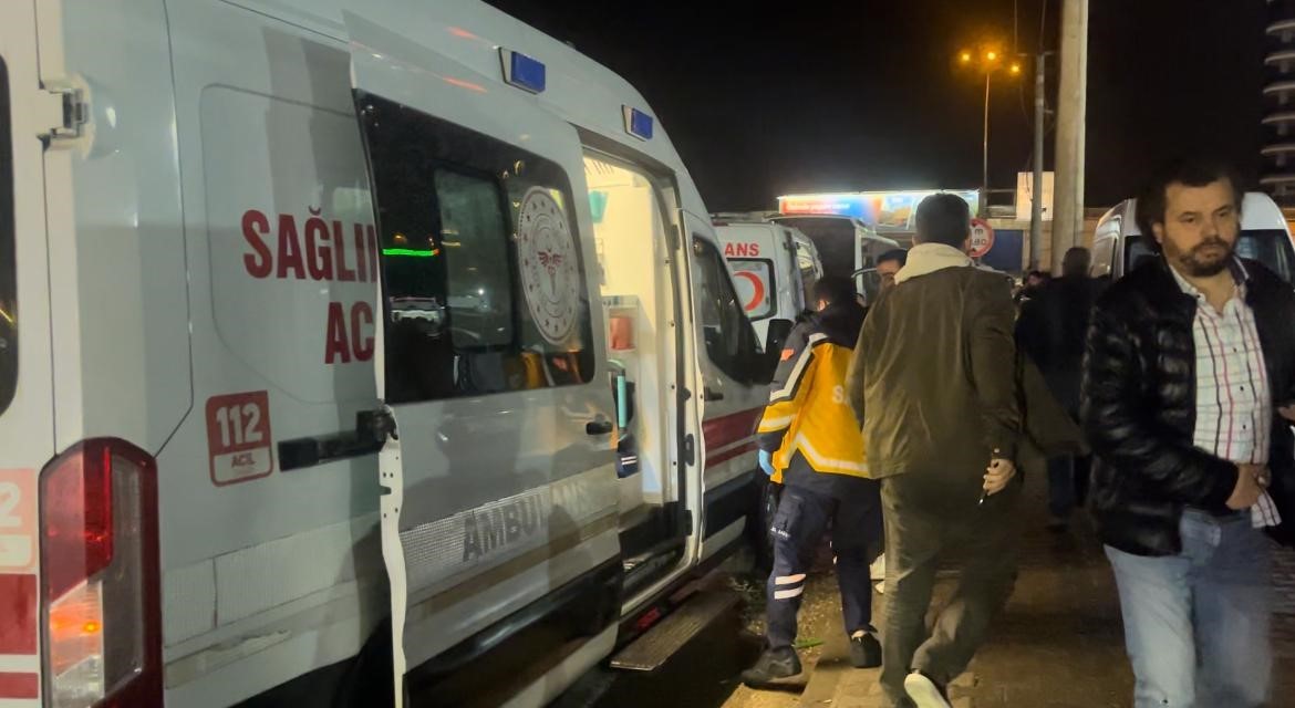 Bursa’da tur otobüsü aydınlatma direğine çarptı: 10 yaralı