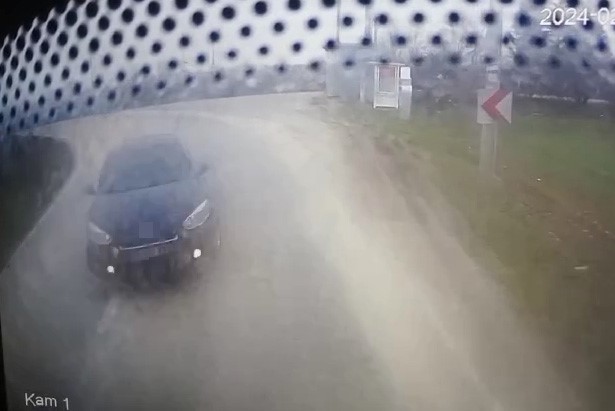 Halk otobüsü ile otomobil kafa kafaya çarpıştığı kaza anı kamerada