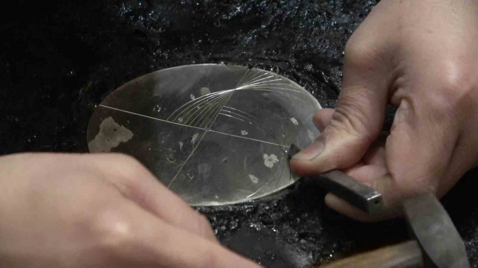 Bilim tarihinin temelini oluşturan usturlabı yapmak için aylarını harcıyor