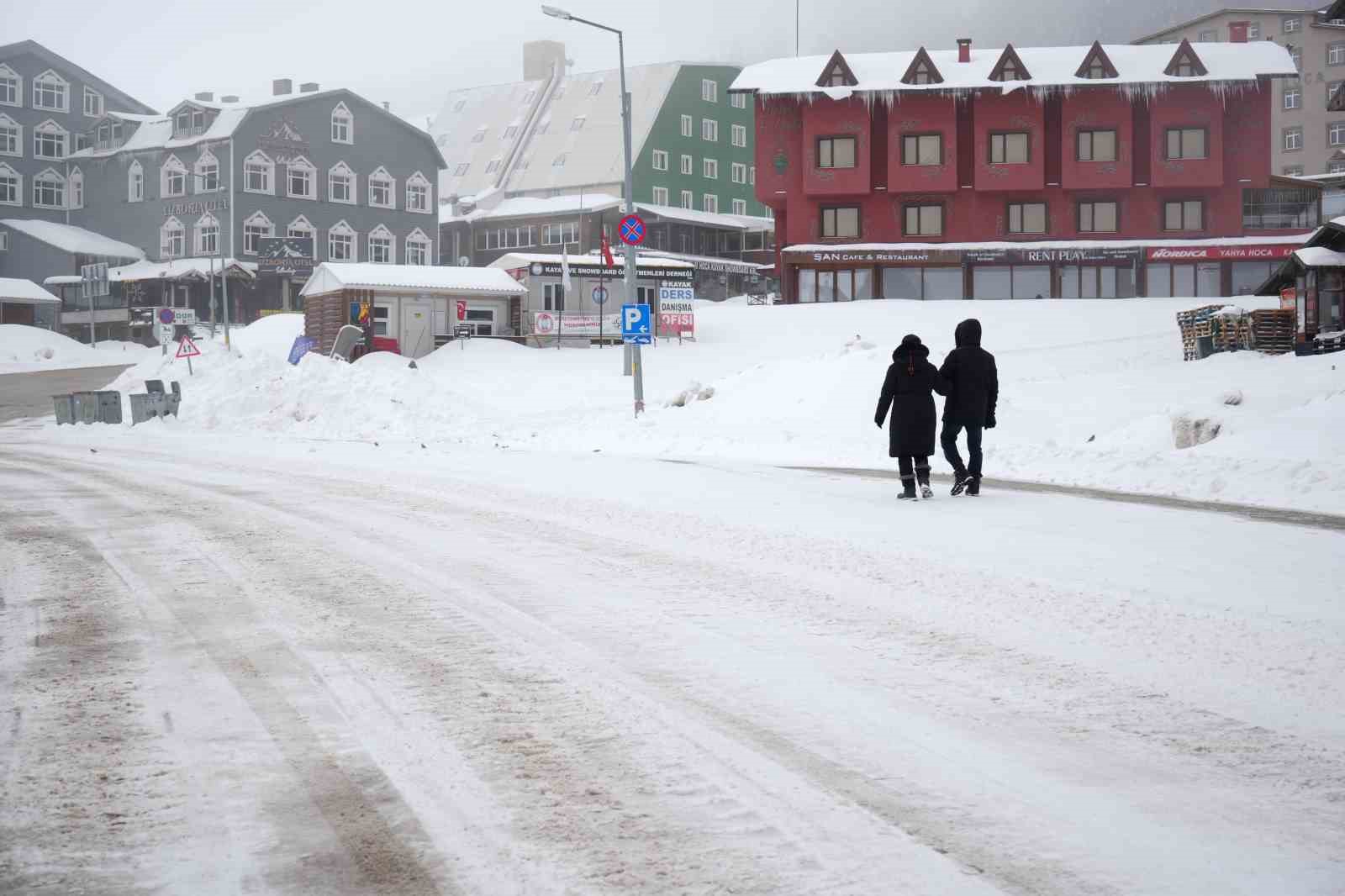 Uludağ’a Mart karı...40 yıl sonra yeniden kar gördü