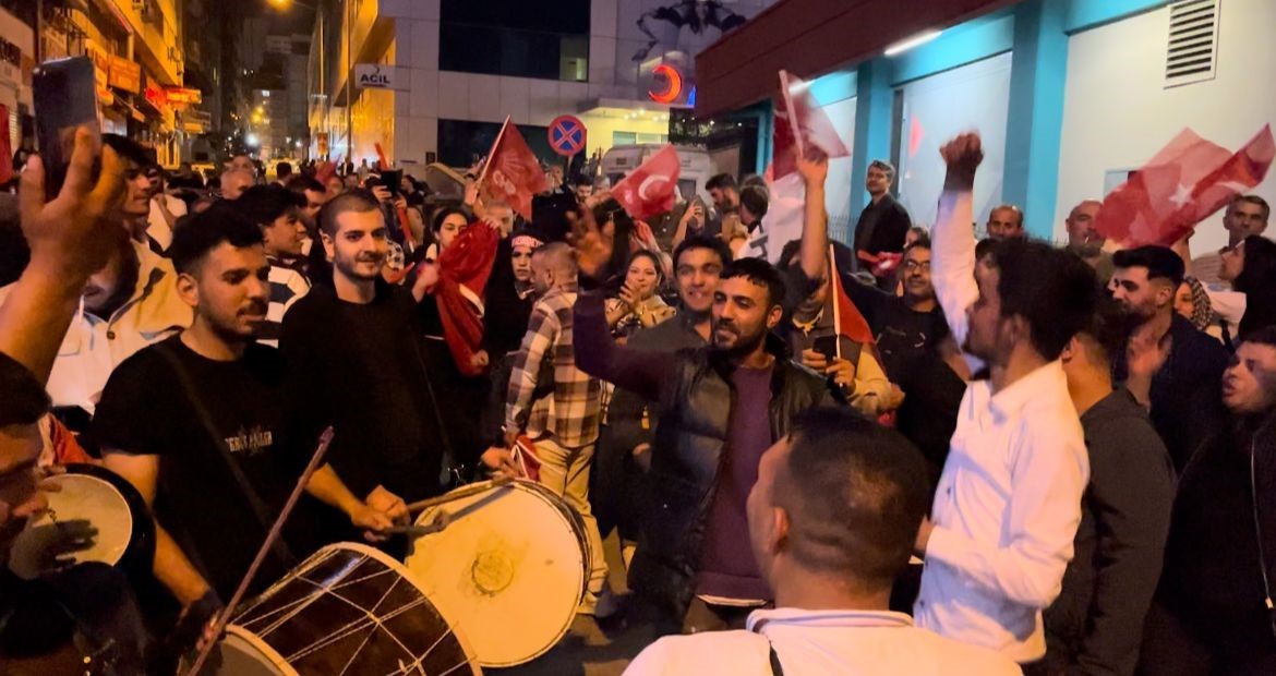 Bursa’da CHP’liler kutlamalara başladı