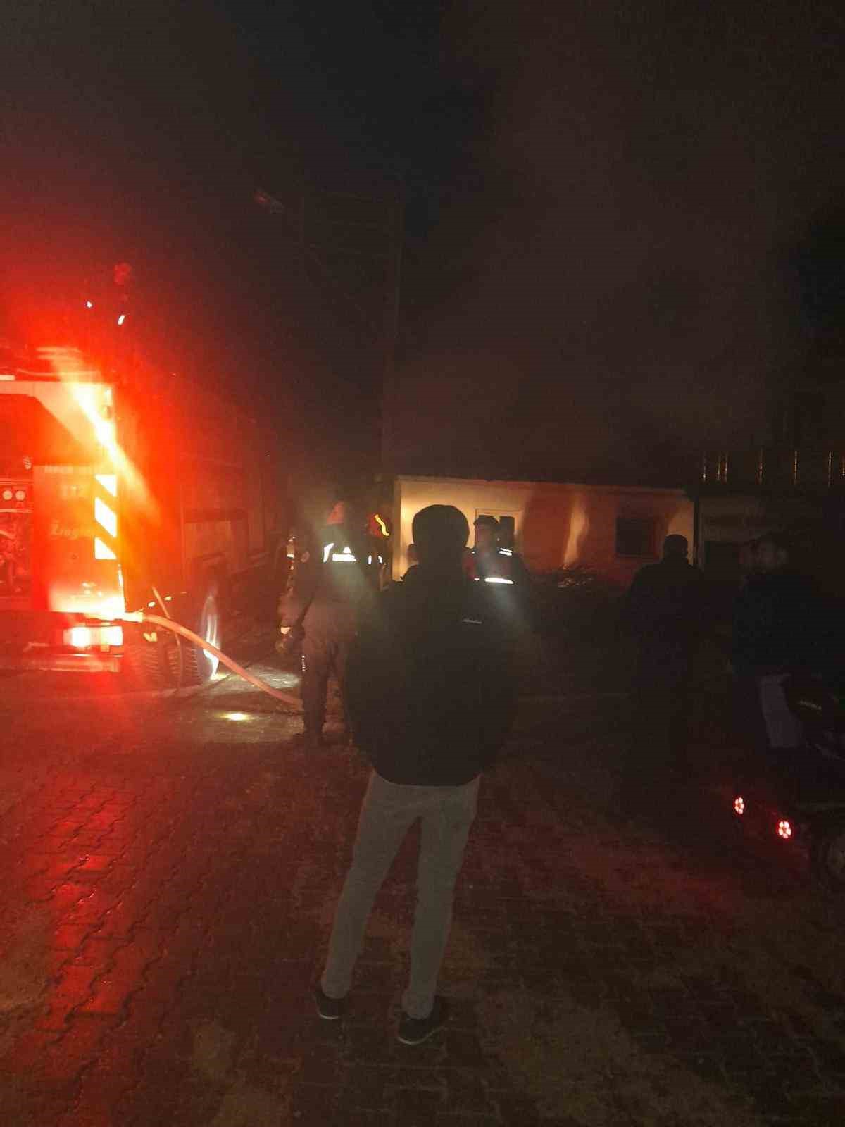 Köy evi alevlere teslim oldu: 2 yaralı