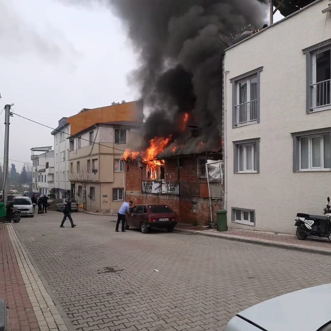 Bursa İnegöl’de 2 katlı bina alev alev yandı