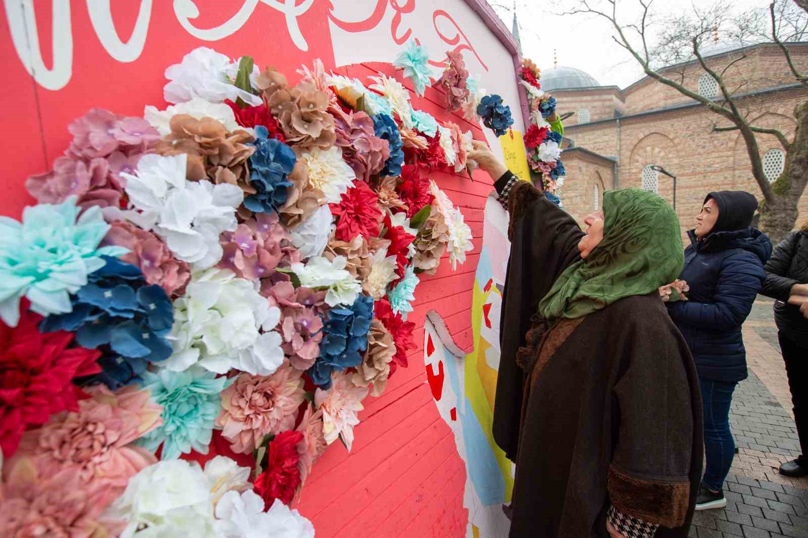 Bursa’da 8 Mart etkinliği: Kent Estetiği ressamları tasarladı, çiçek bahçesine dönüştü