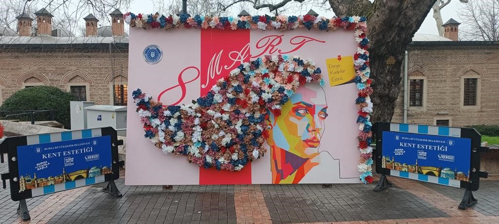 Bursa’da 8 Mart etkinliği: Kent Estetiği ressamları tasarladı, çiçek bahçesine dönüştü