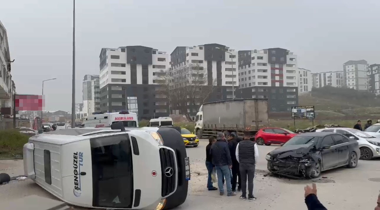 Bursa’da servis minibüsü ile otomobil çarpıştı: İşçilerin olmaması faciayı önledi