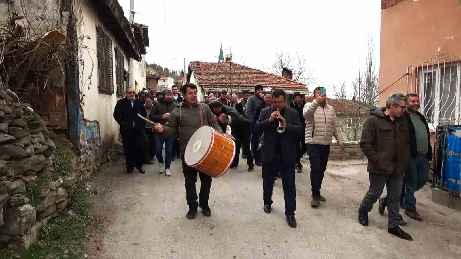 (Özel) Bursa’da mahkemenin mermer ocağı kararını duyan köylüler davul zurnayla yürüdü