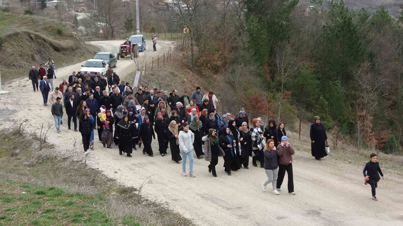 (Özel) Bursa’da mahkemenin mermer ocağı kararını duyan köylüler davul zurnayla yürüdü