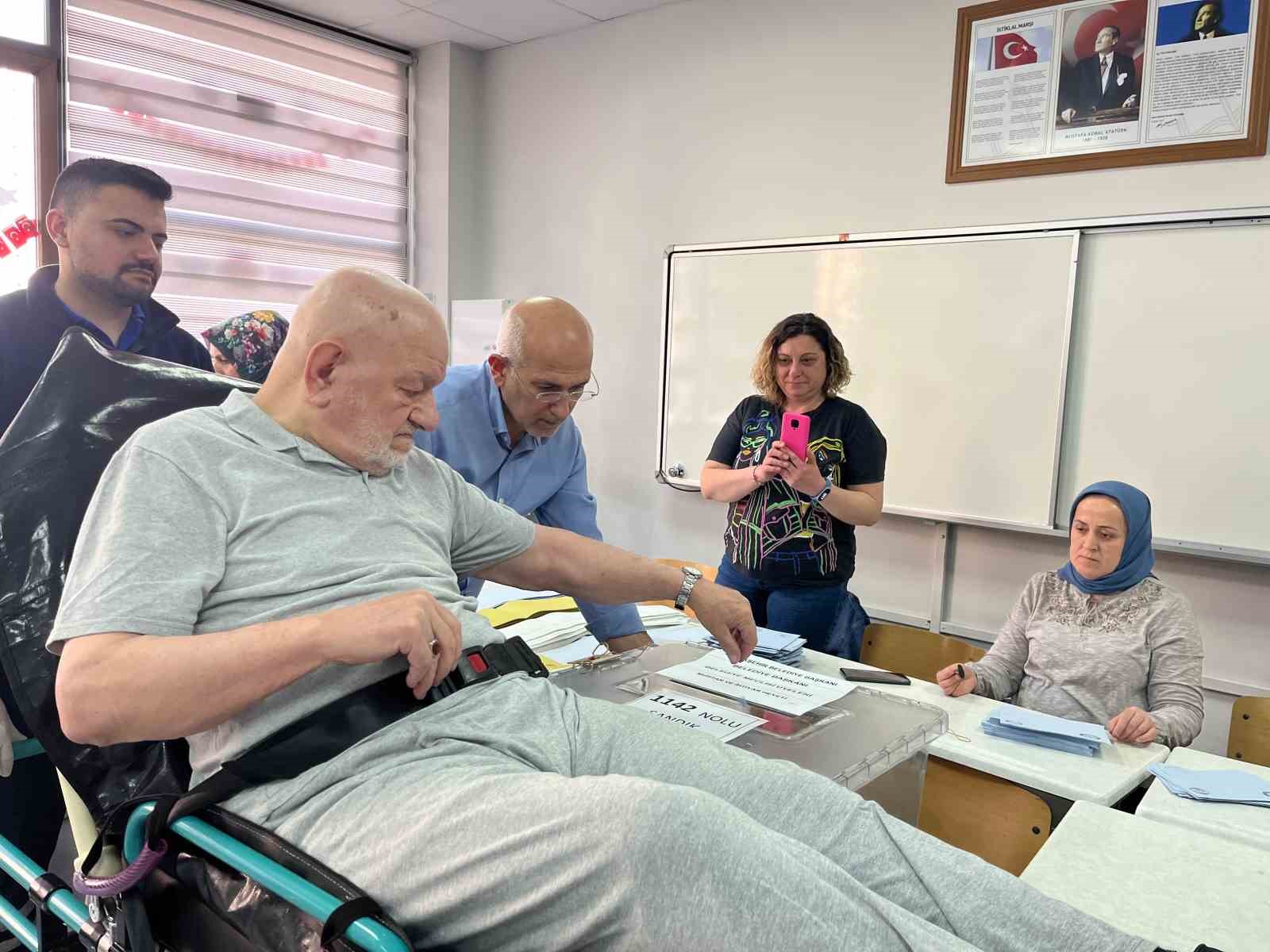 Engelli ve yatalak hastalar sedye ile oy kullandı