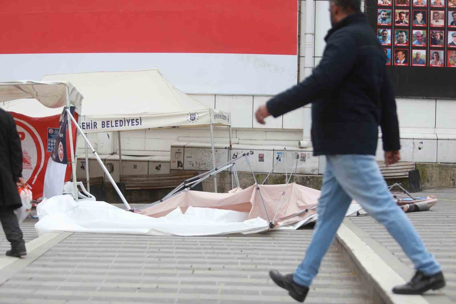 Bursa’da etkili olan fırtına parti stantlarını yerle bir etti