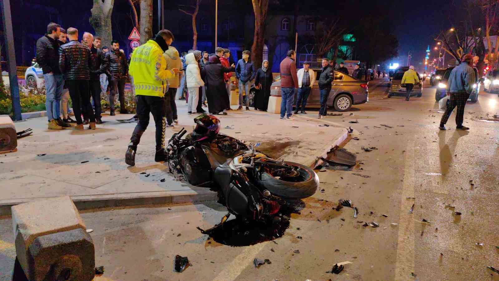 Bursa’da otomobille motosikletin çarpıştığı feci kaza kamerada