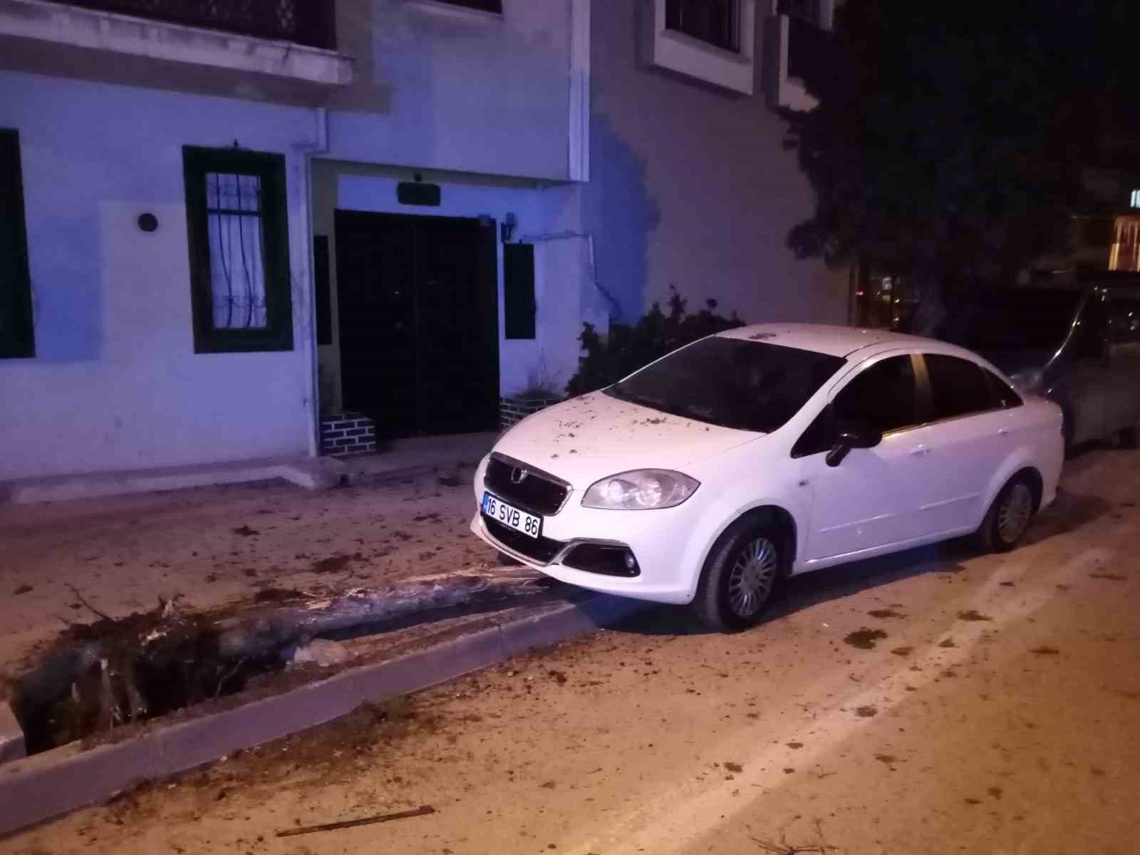 Bursa’da hafif ticari araç ile otomobil çarpıştı: 4 yaralı