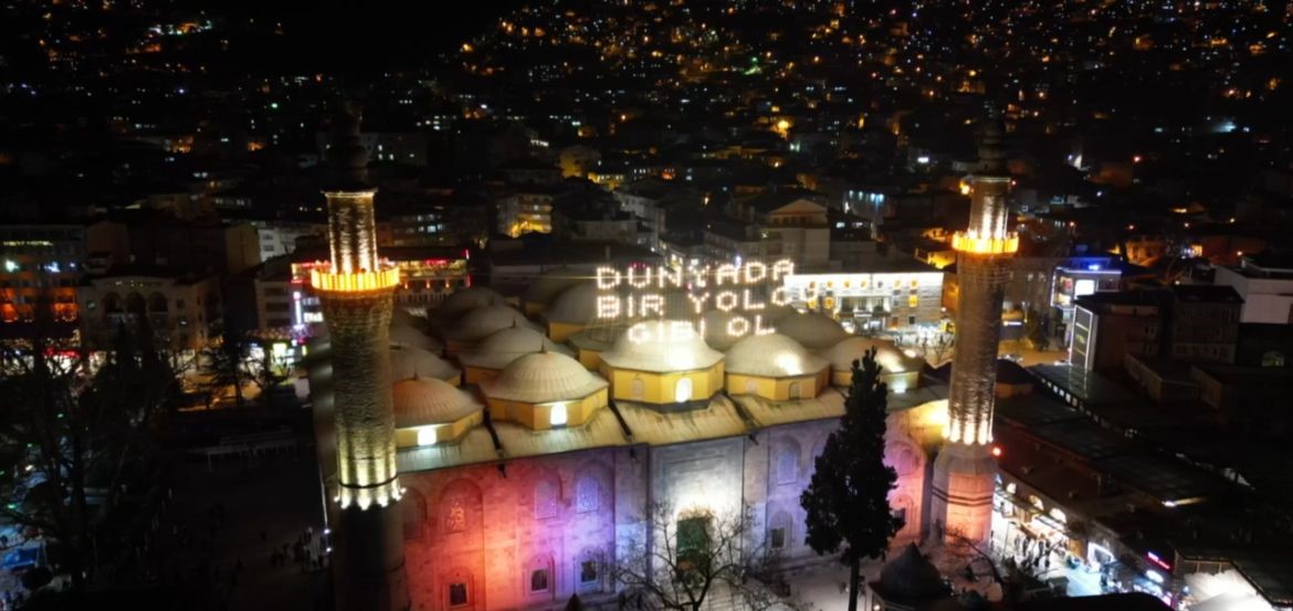 Bursa’daki tarihi Ulu Camii’ne “Dünyada bir yolcu gibi ol” mahyası asıldı