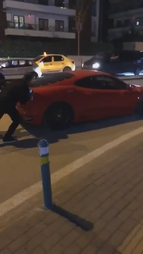Bursa’da Ferrari yolda kaldı, gören bir daha baktı