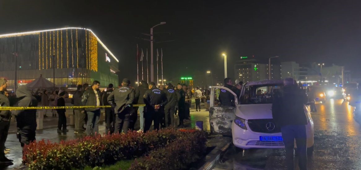Bursa’da büyükşehir belediye başkan adayının makam aracı alev alev yandı