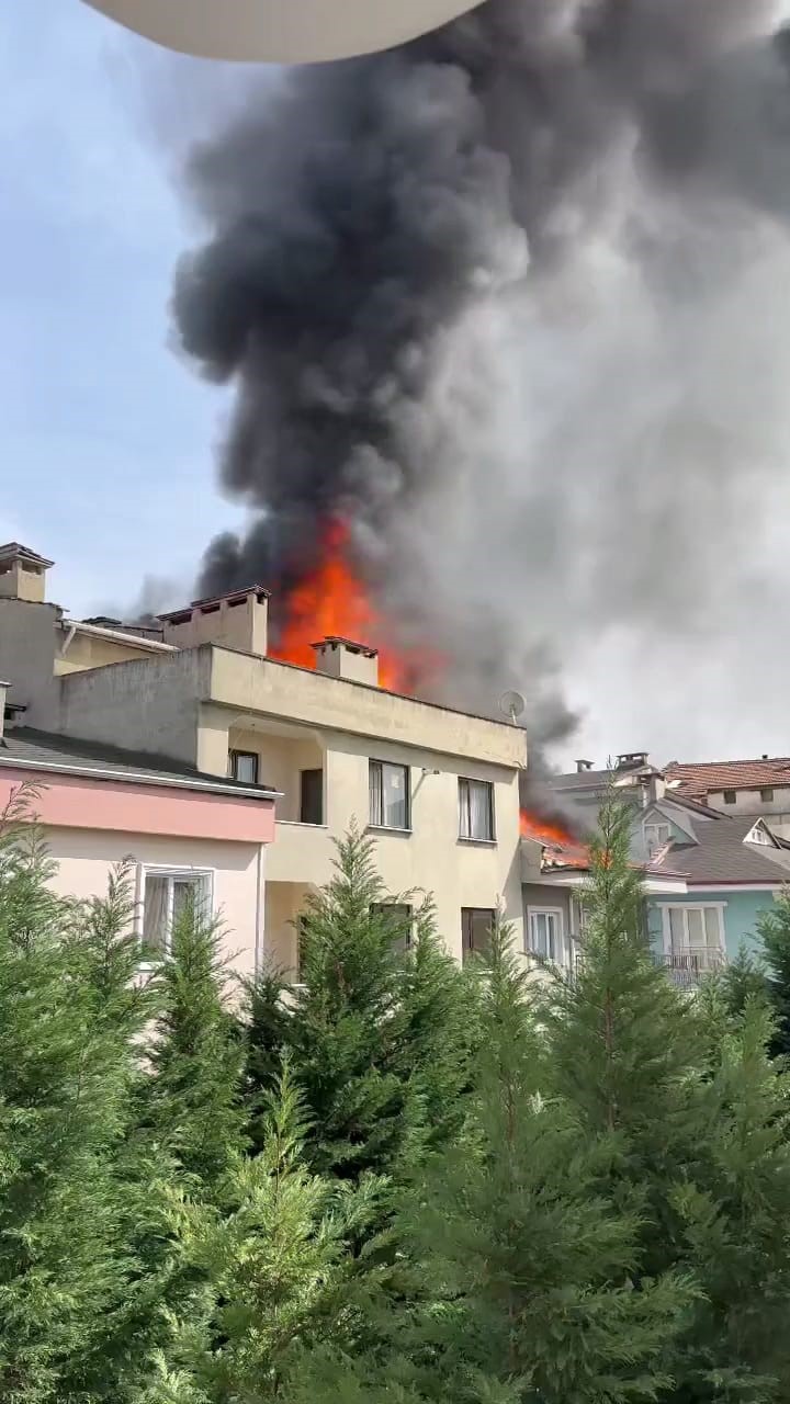 Çatıda çıkan yangın 1 saatte söndürüldü