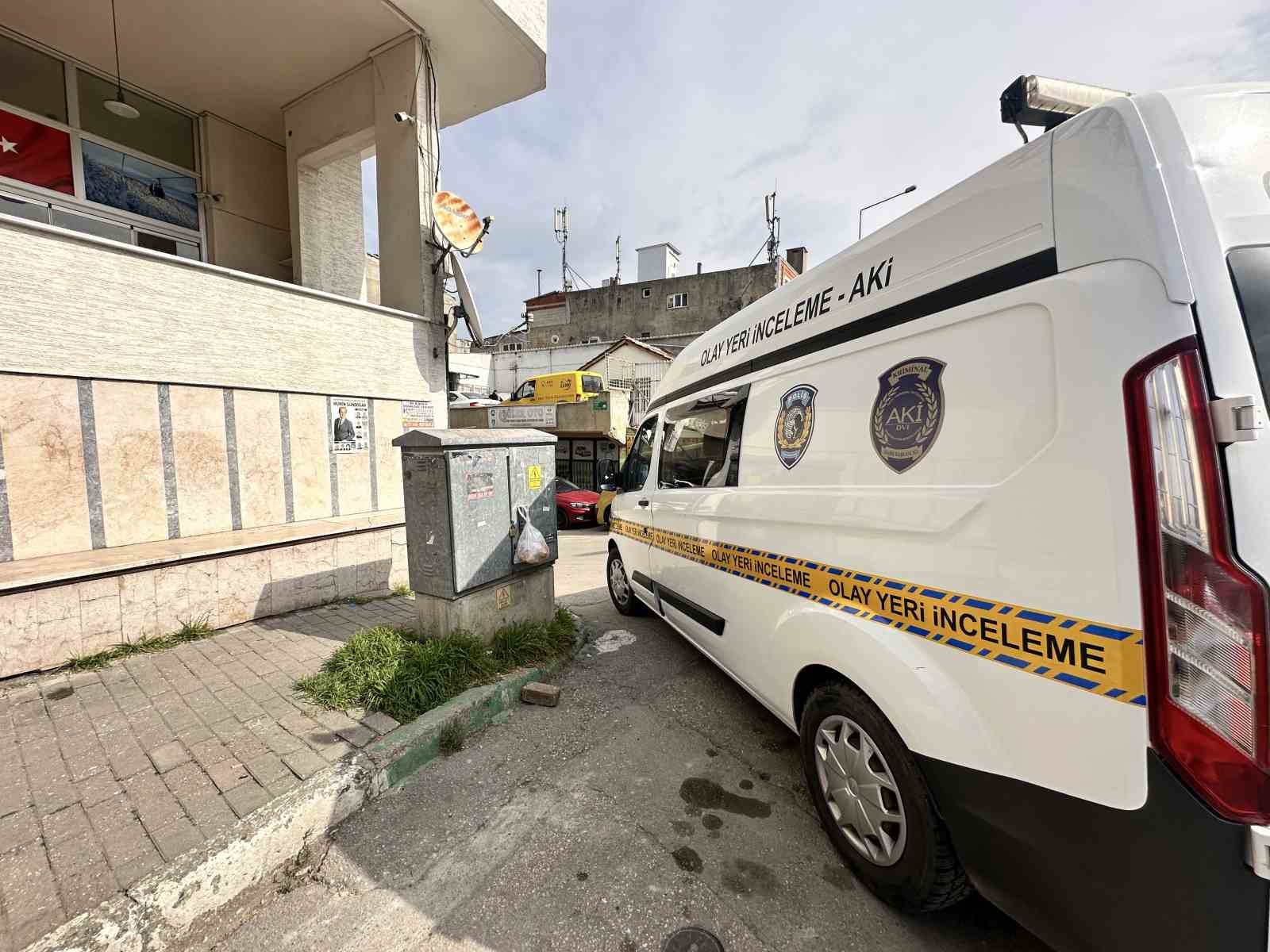 Bursa’da husumetlisini dernek lokalinde vurdu