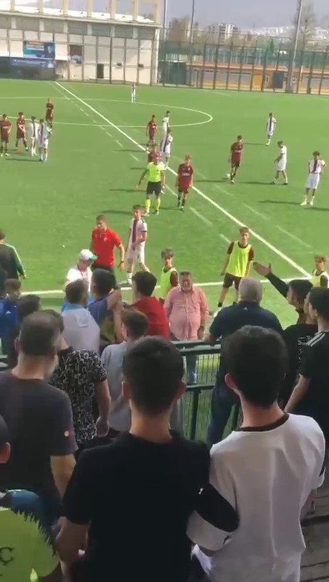 Futbol maçında tehlikeli gerginlik...Seyirciler oyunculara hakaret etti