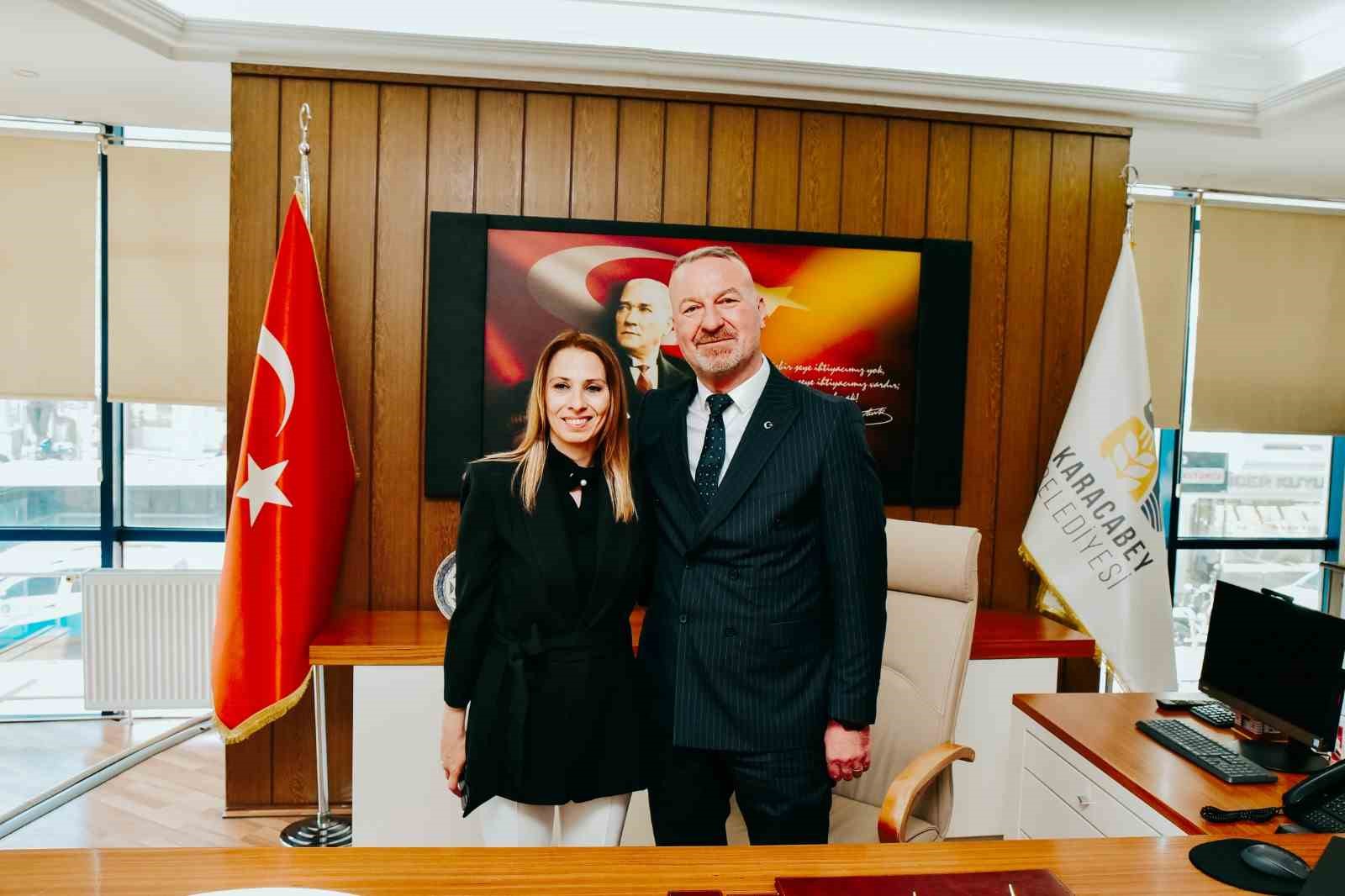 Karacabey Belediye Başkanı Fatih Karabatı mazbatasını aldı