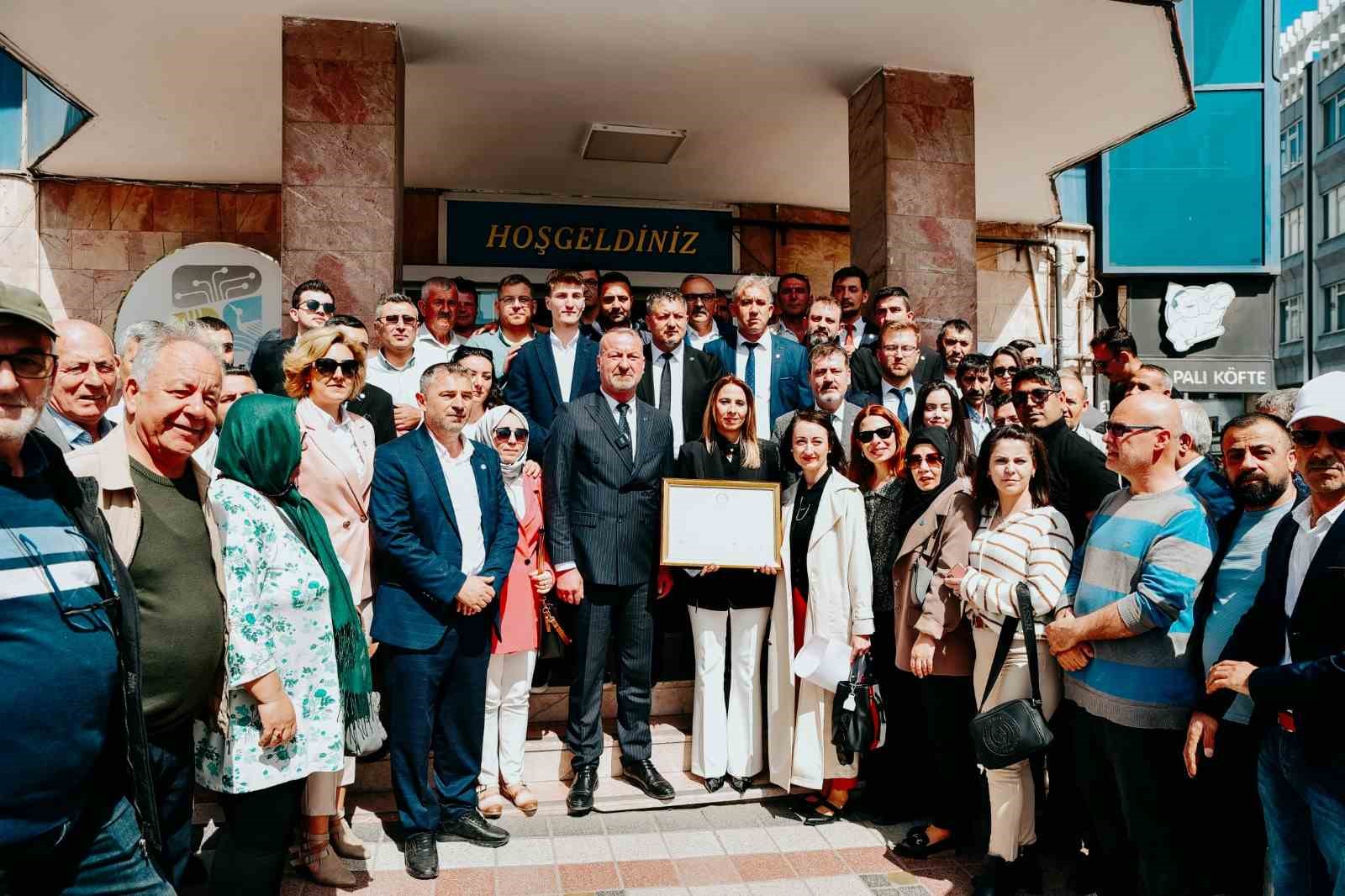 Karacabey Belediye Başkanı Fatih Karabatı mazbatasını aldı