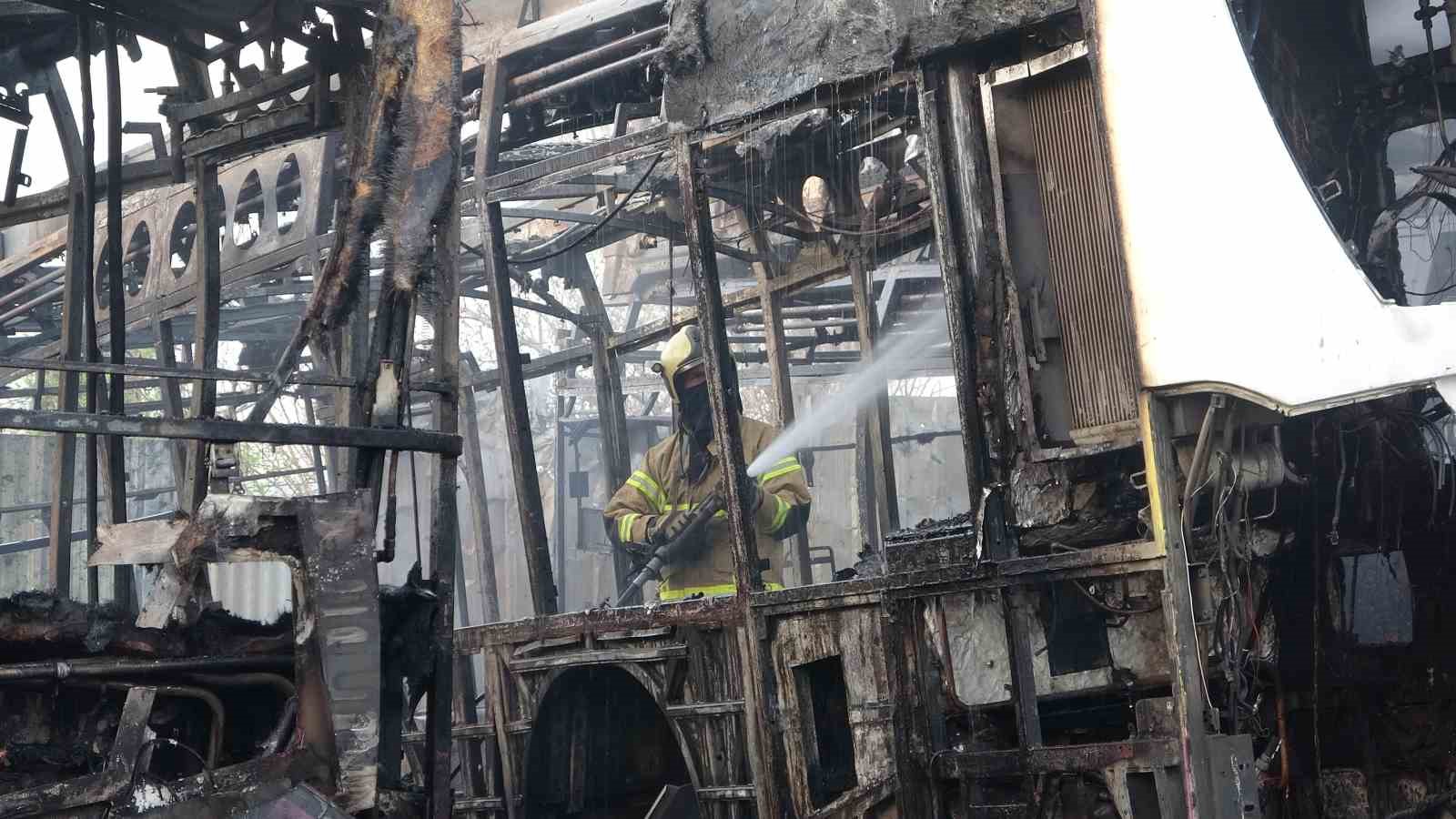 6 otobüs alev alev yandı, siyah dumanlar şehrin her yerinden görüldü