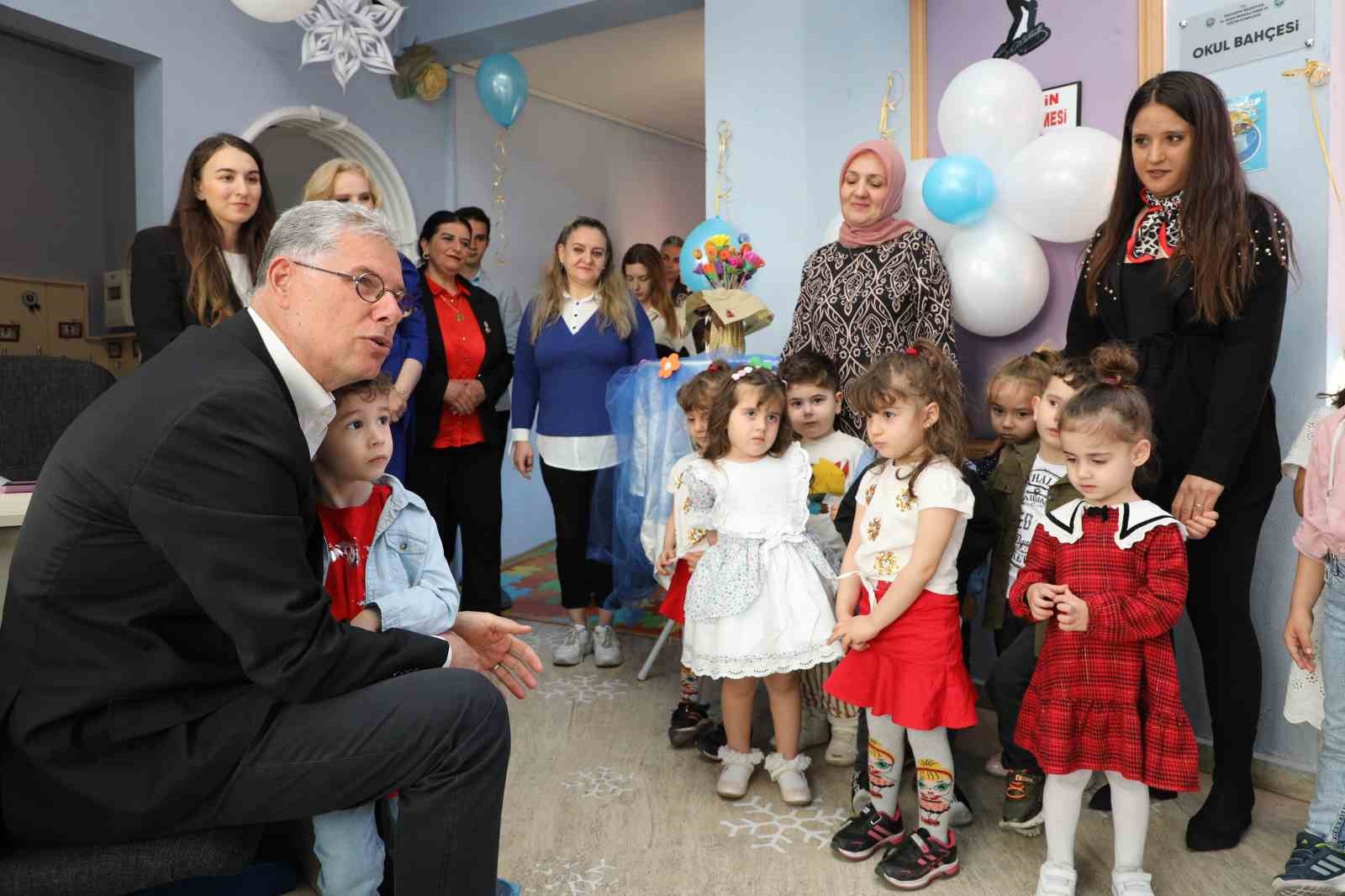 Mudanya Belediye Başkanı Deniz Dalgıç çocuklarla bayramlaştı