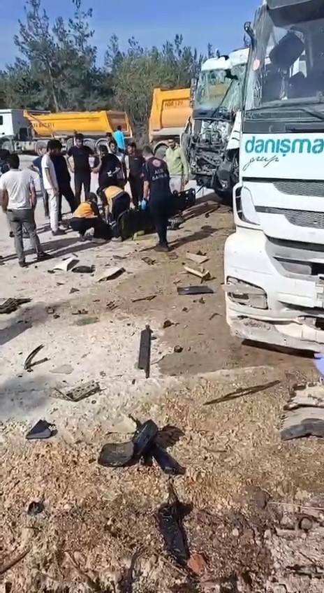 Bursa’da 2 hafriyat kamyonu kafa kafaya çarpıştı: 1’i ağır, 2 yaralı