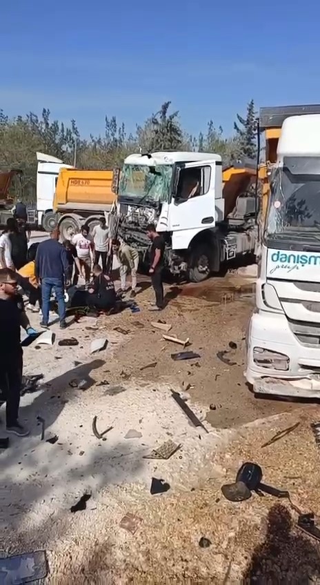 Bursa’da 2 hafriyat kamyonu kafa kafaya çarpıştı: 1’i ağır, 2 yaralı