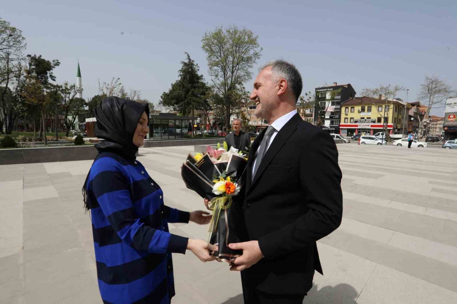 Belediye personeli Başkan Taban’ı çiçeklerle karşıladı