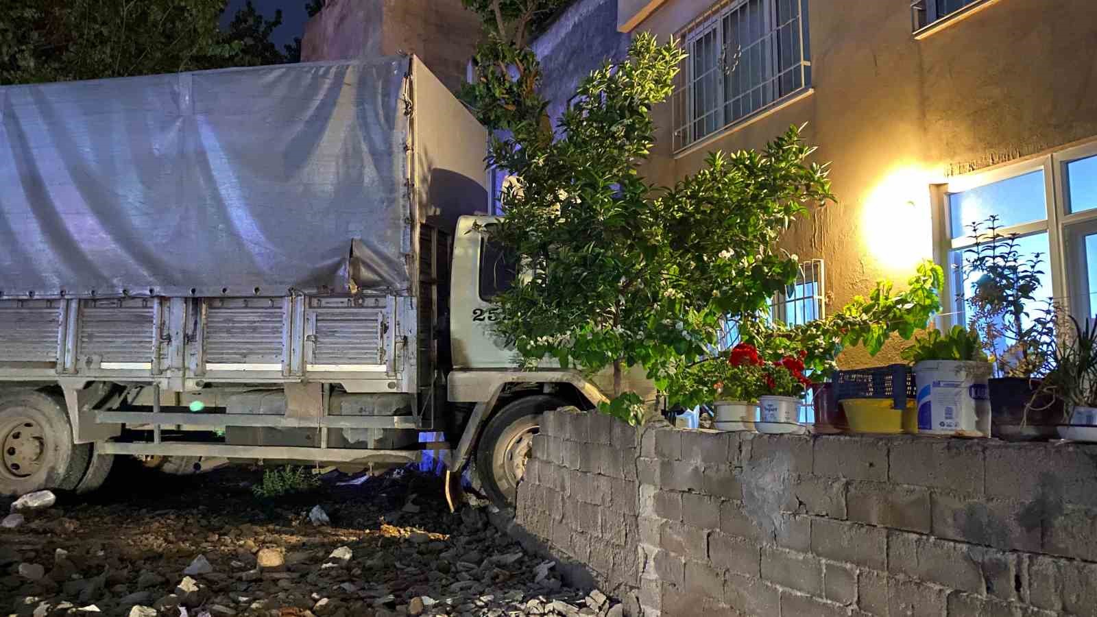 Bursa’da facia ucuz atlatıldı.. Freni boşalan kamyon eve girdi