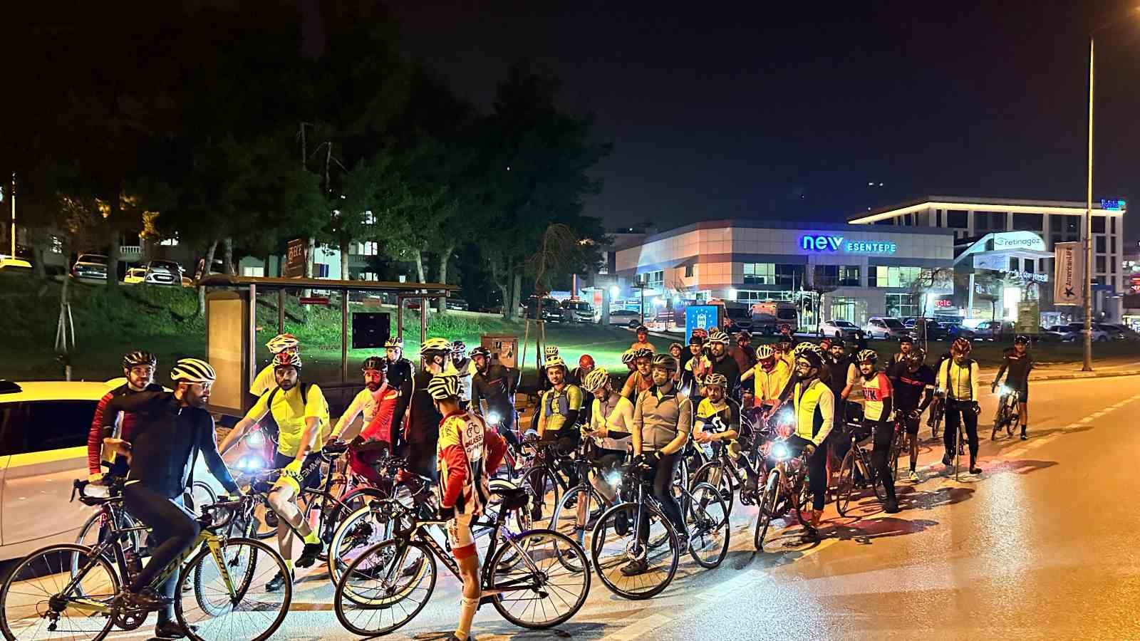 Bisiklet tutkunları iftar sonrası Uludağ’a pedal çevirdi