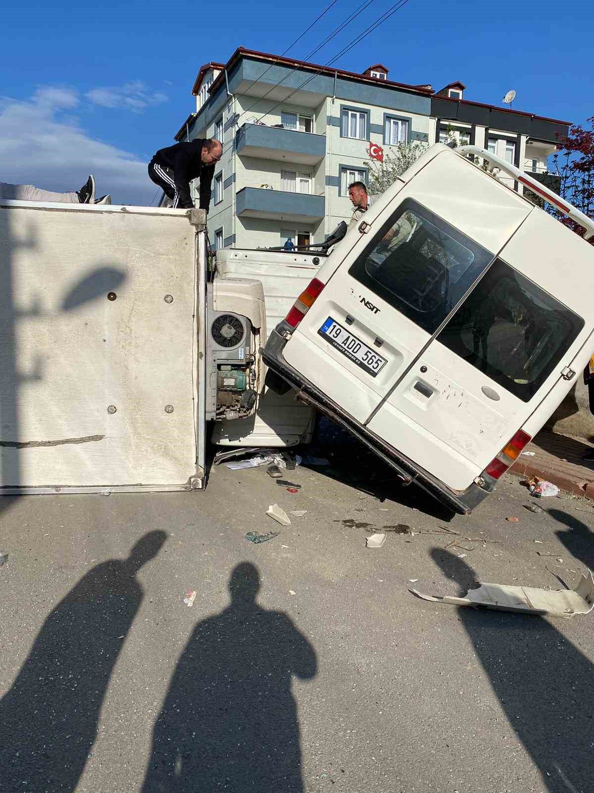 Minibüs ile kamyonet çarpıştı: 3 yaralı